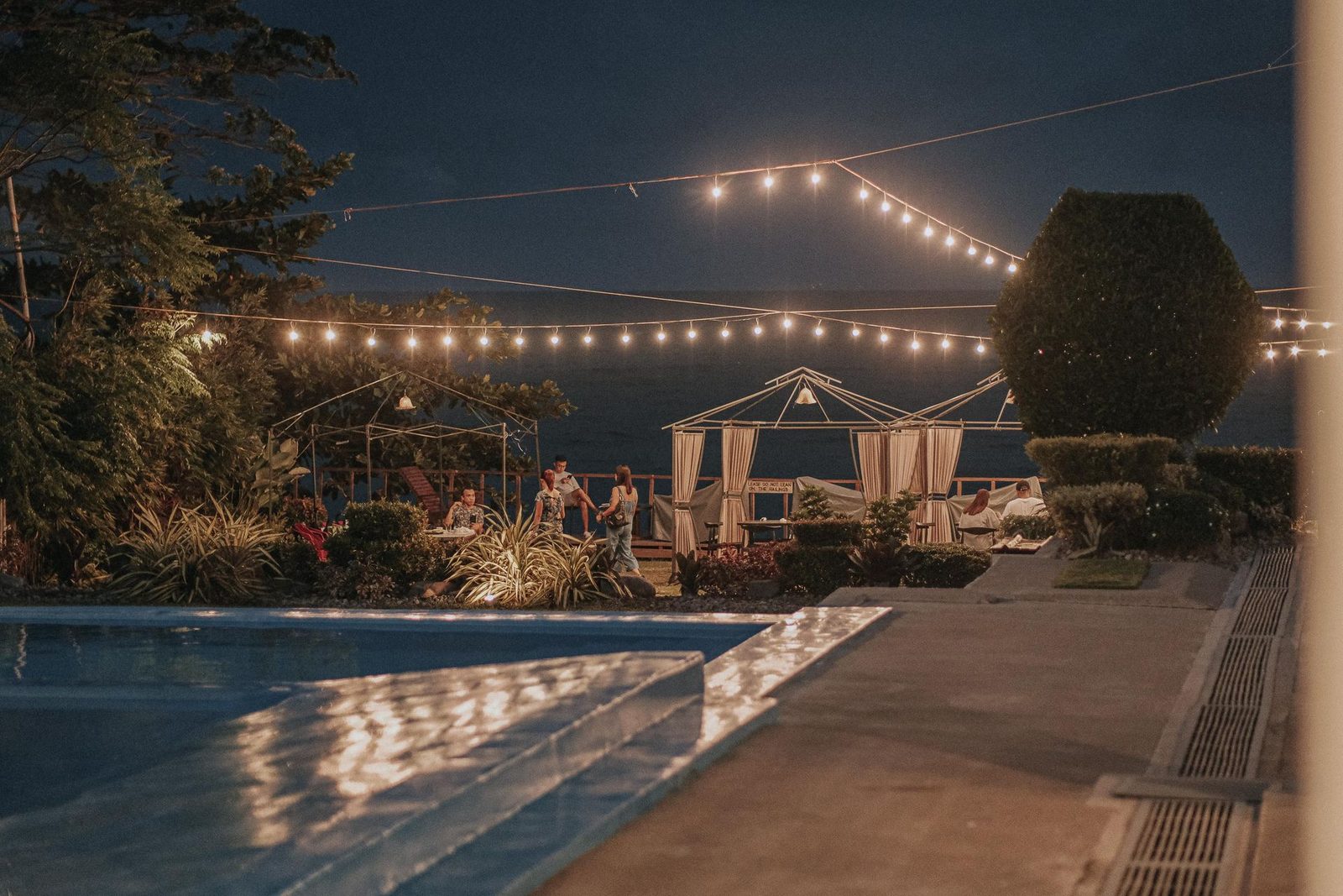 String lights and poolside entertaining at night — design inspiration